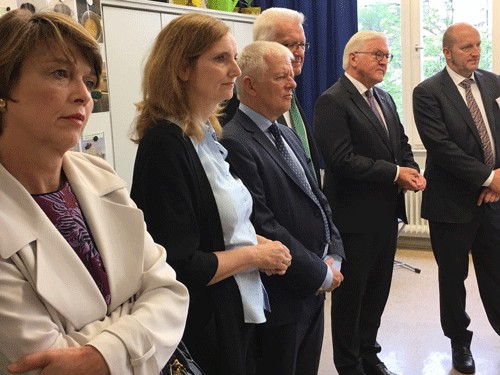 In der VABO-Klasse; v.l.n.r. Frau Elke Büdenbender, Bürgermeisterin Isabel Fezer, Oberbürgermeister Fritz Kuhn, Ministerpräsident Winfried Kretschmann, Bundespräsident Frank-Walter Steinmeier, Schulleiter Gerald Machner