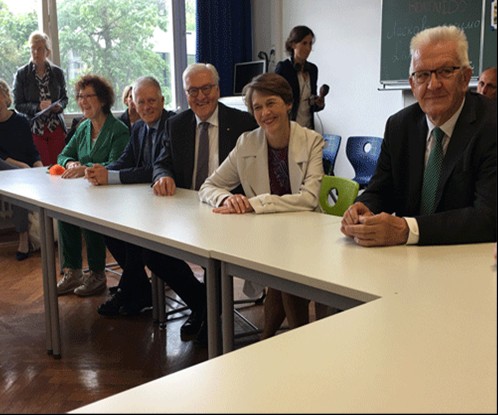 Nochmals ein Gruppenfoto im Klassenzimmer (links Gerlinde Kretschmann) bevor es …